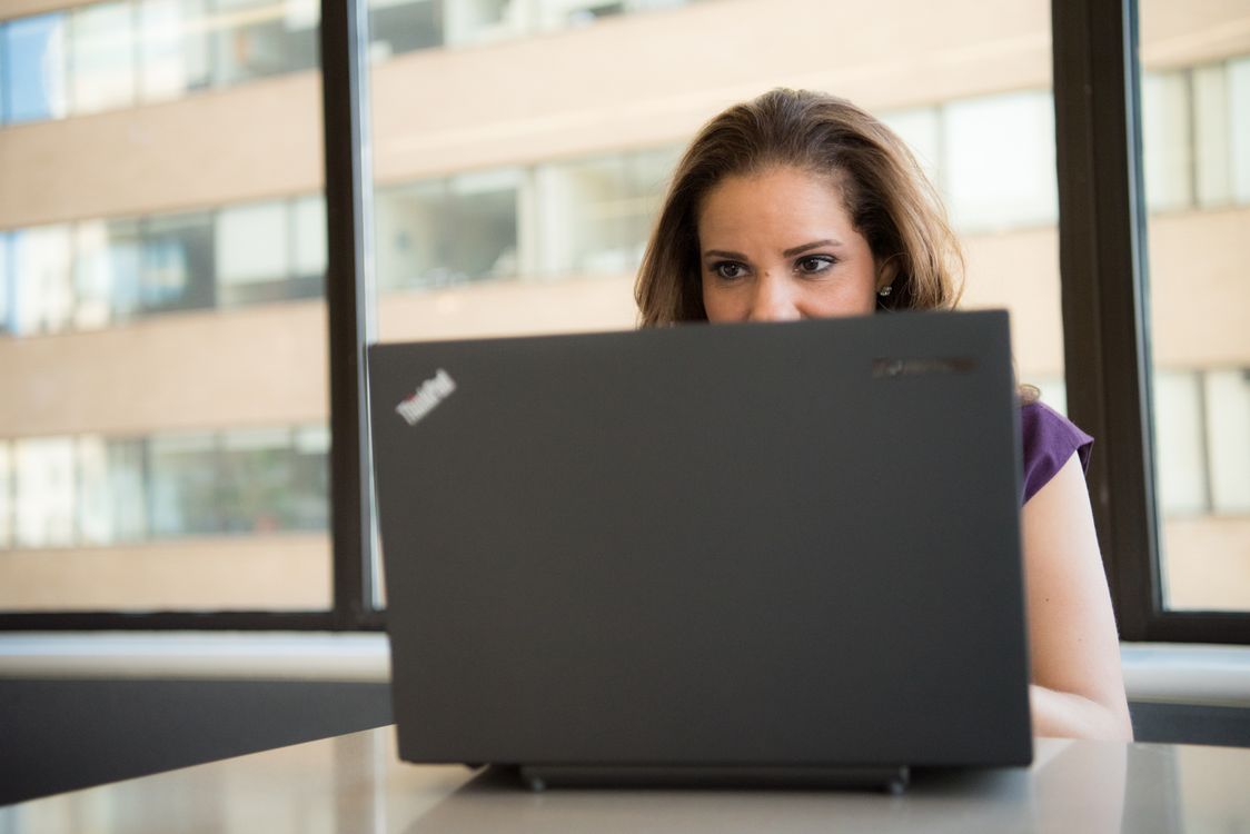 Recruiterin recherchiert am Laptop Kandidatenprofile für die Direktansprache