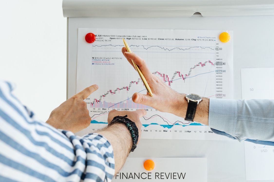 Zwei Führungskräfte besprechen Finanzkennzahlen am Flipchart während eines Finance Reviews