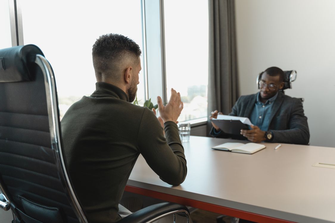Personalberater und Geschäftsführer besprechen den Ablauf der Zusammenarbeit im Erstgespräch