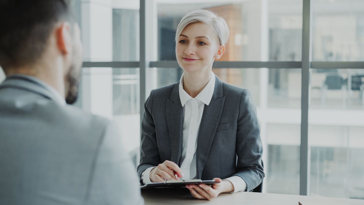 Personalleiterin im Gespräch mit einem Kandidaten am Besprechungstisch im Büro