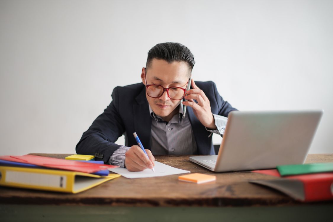 Executive-Search-Berater bei der vertraulichen Direktansprache eines Kandidaten am Telefon