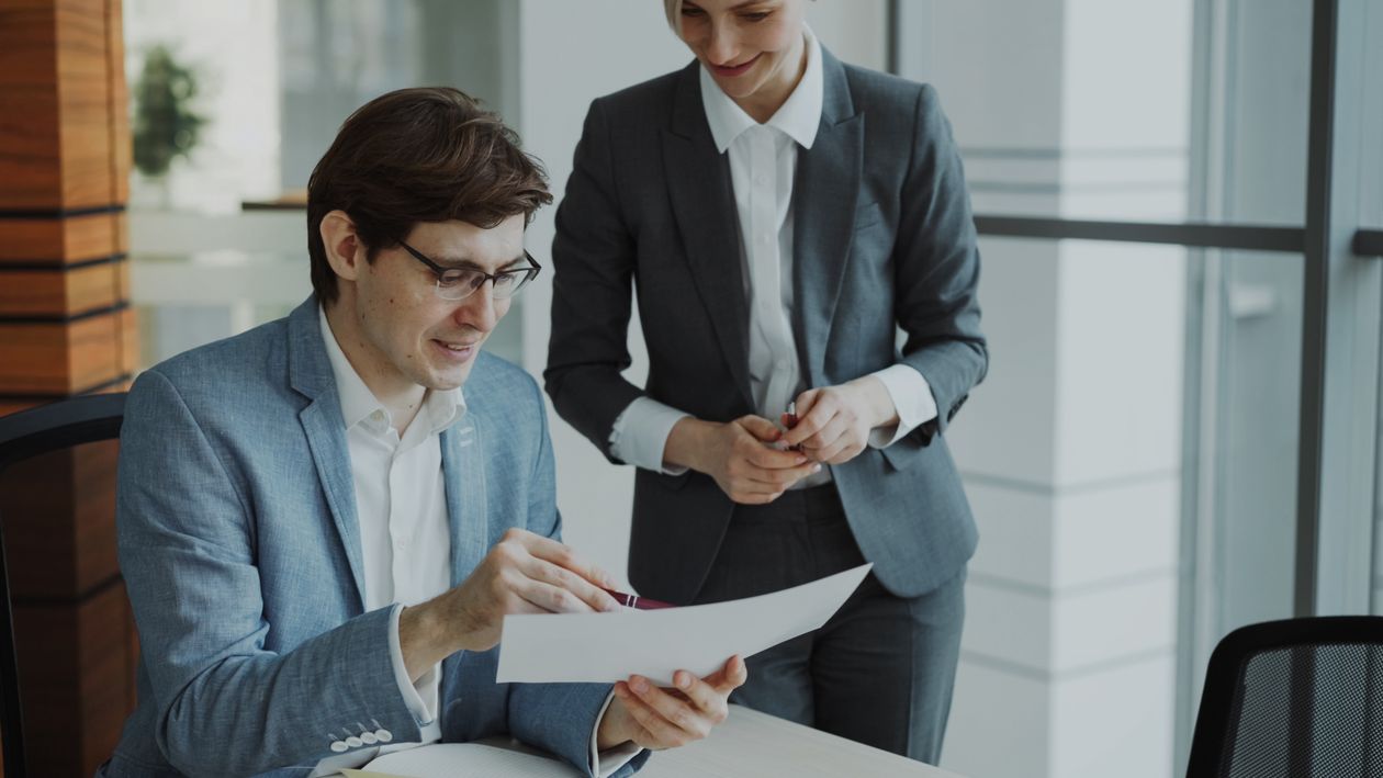 Führungskraft und Personalverantwortliche besprechen gemeinsam die Potenzialanalyse einer internen Mitarbeiterin