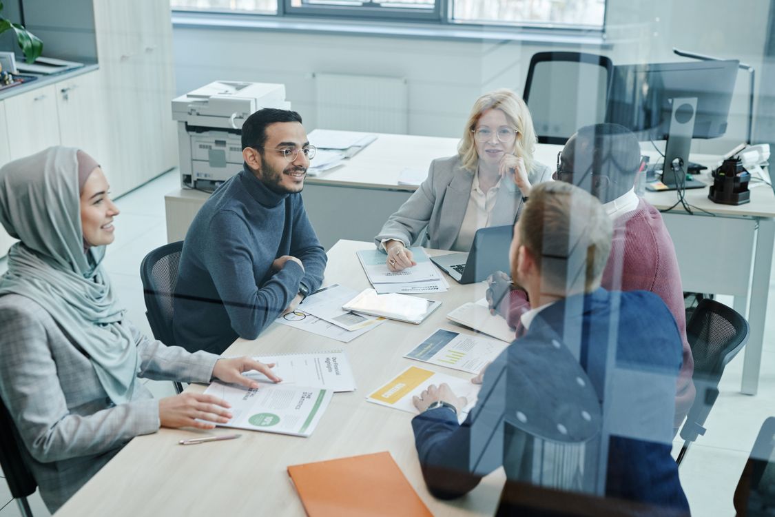 Vertriebsteam bespricht am Konferenztisch Auswertungen und Zielzahlen für den Aufbau der Vertriebsorganisation