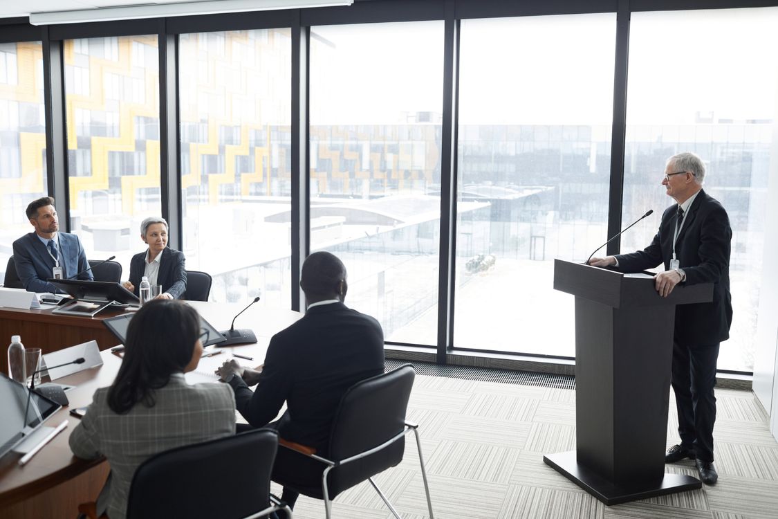 Führungsteam bespricht Marketing und Vertriebsstrategie im Konferenzraum